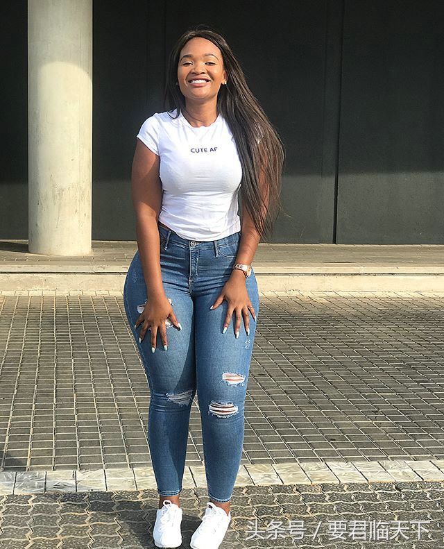 梨型身材!女星兰迪儿穿白色上衣牛仔裤现身街