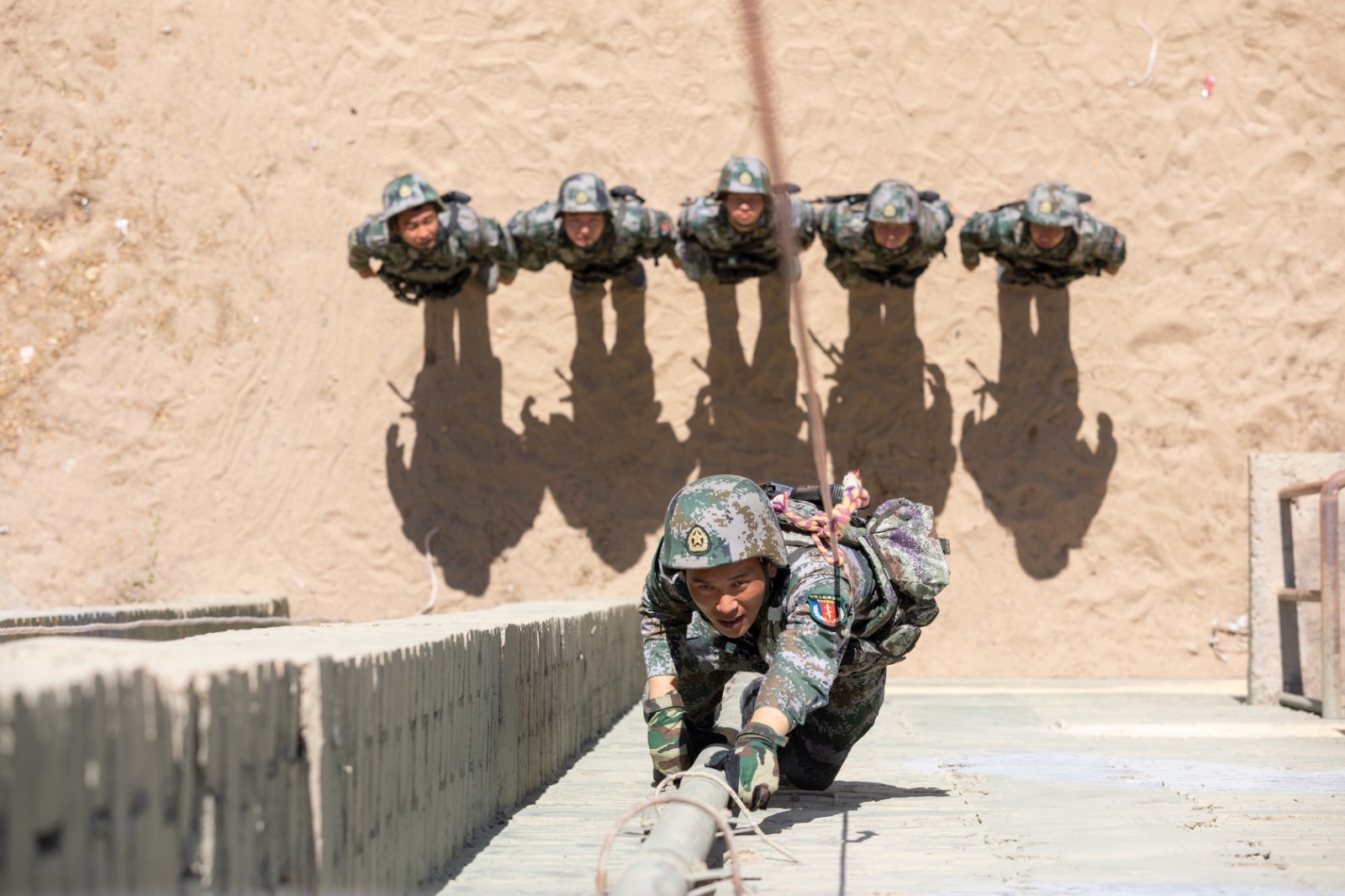 2005年6月,刘近作为唯一一名上等兵参加原兰州军区组织的岗位练兵比武