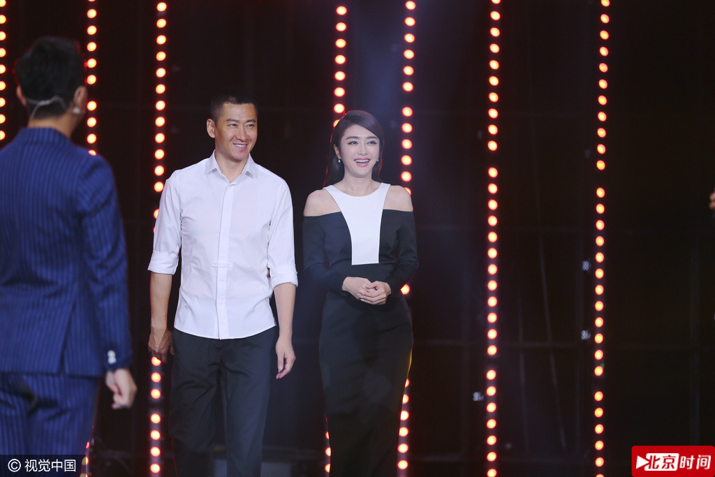 8月24日，综艺《跨界喜剧王》发布会，小沈阳、白凯南、黄小蕾、秦岚、周杰出席。秦岚秀香肩抿嘴甜笑、黄小蕾发型搞怪抢眼，小沈阳携白凯南组幽默cp搞笑担当，周杰台上腼腆玩话筒。