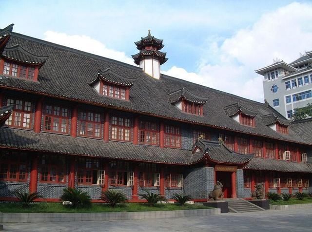 重庆大学目前有a,b,c,虎溪等四个校区,学校设有学院35个,本科招生专业