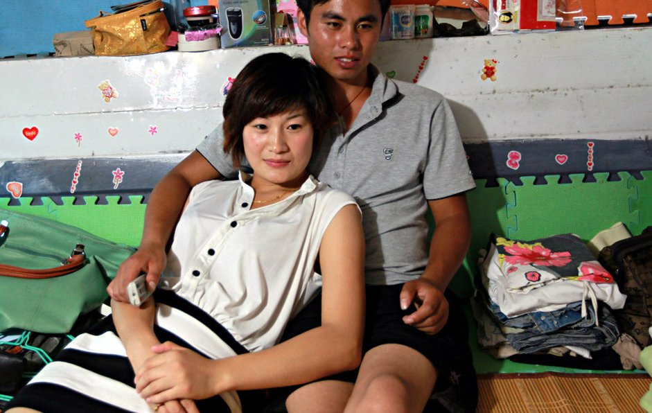 民工情侣租不起房子,蜗居在一辆报废车,女友不