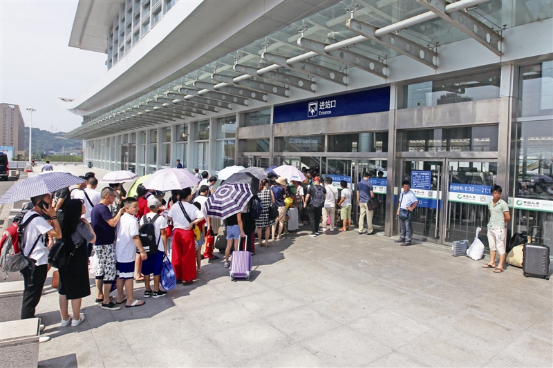 瑞安動車站只開一個安檢口 乘客頂烈日排隊揮汗進站