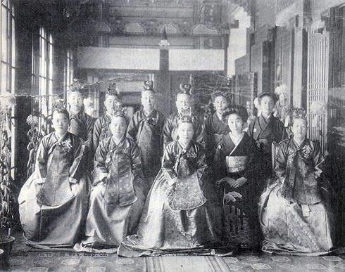 日本殖民韩国时,除武力镇压,文化侵入,还有一策