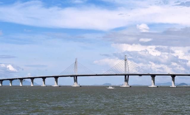 珠港澳大桥迟迟不通车,投资千亿打水漂,外国人