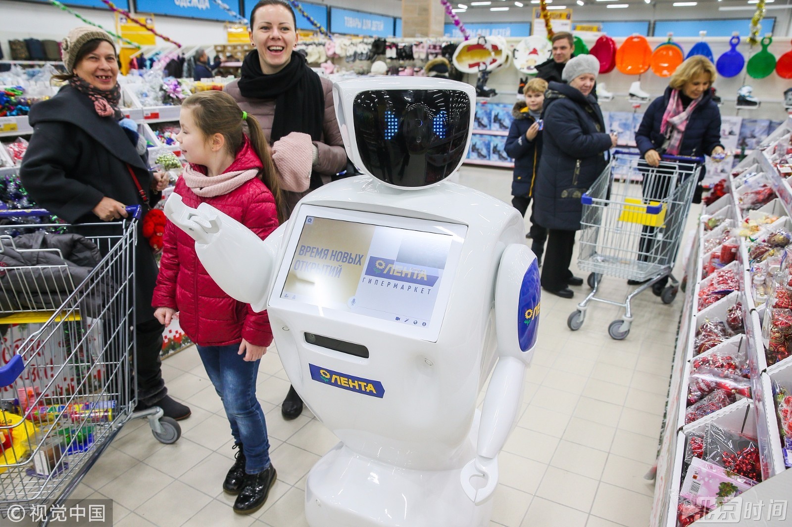 新一代"妇女之友"!俄超市现机器人导购员