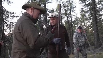 普京原始森林度假：爬山钓鱼驾船漂流