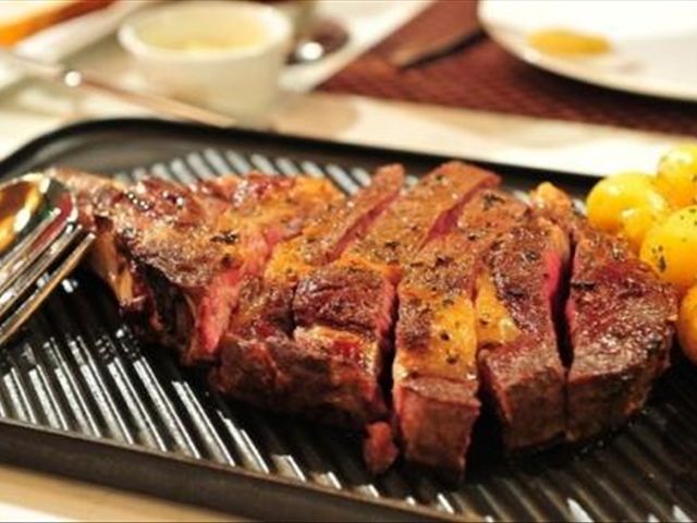 谁说吃全熟牛排就不好了,看英国女王吃的几分