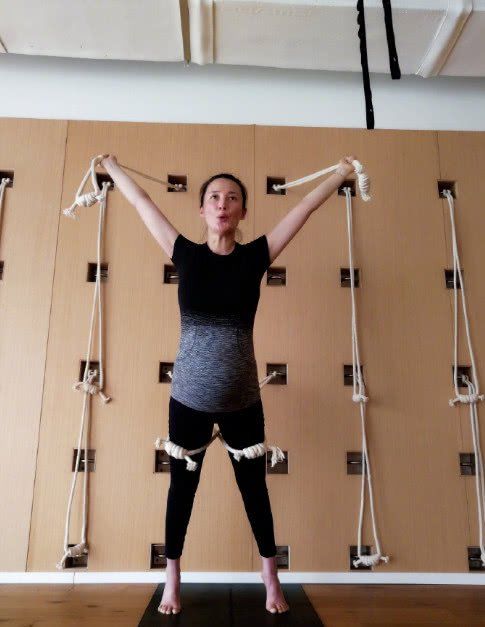 蒋勤勤怀二胎做瑜伽肚子圆滚滚 网友:难怪只胖