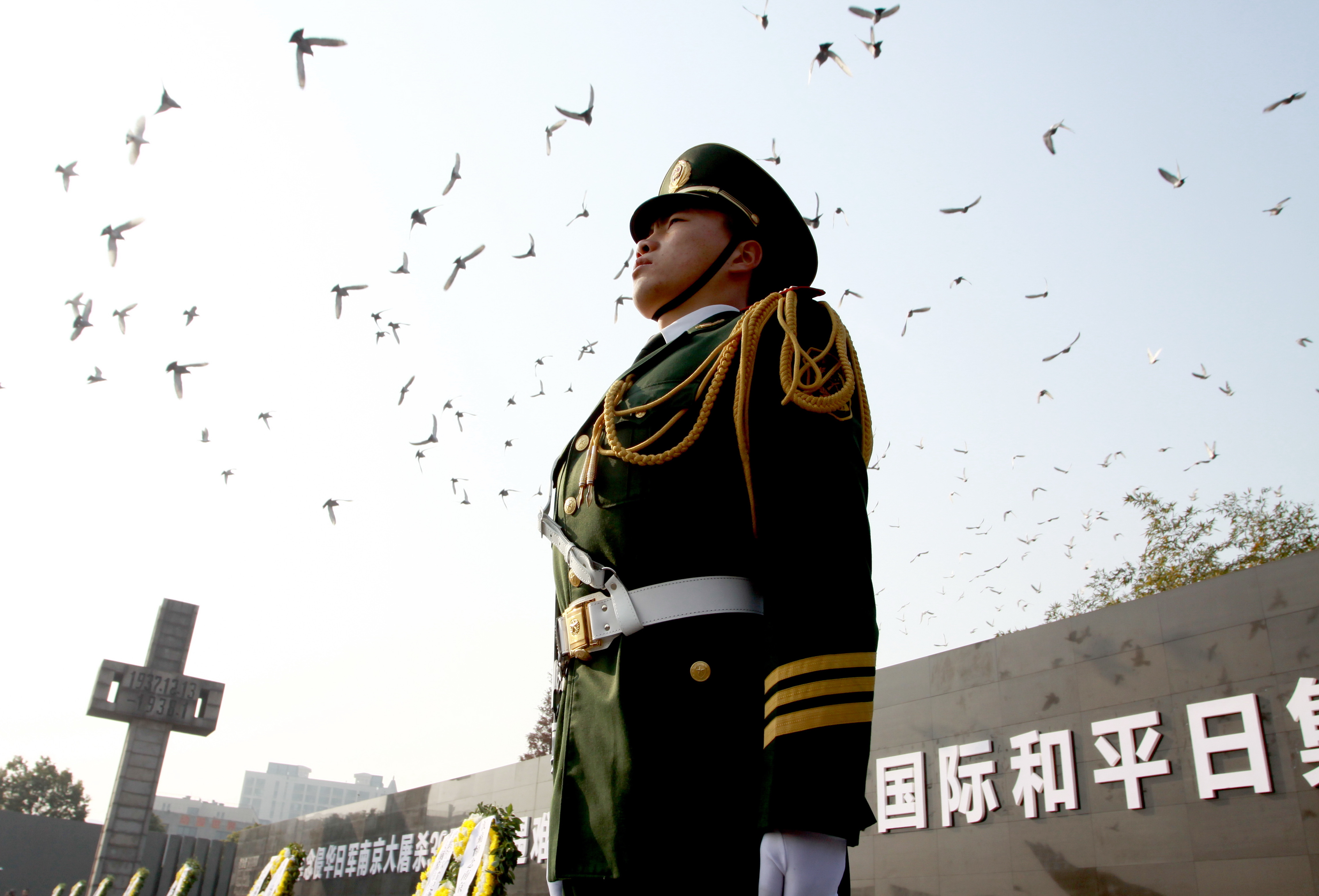 每年12月13日，是南京大屠杀死难者国家公祭日，武警江苏总队官兵担负公祭活动执勤任务。徐宜佳摄