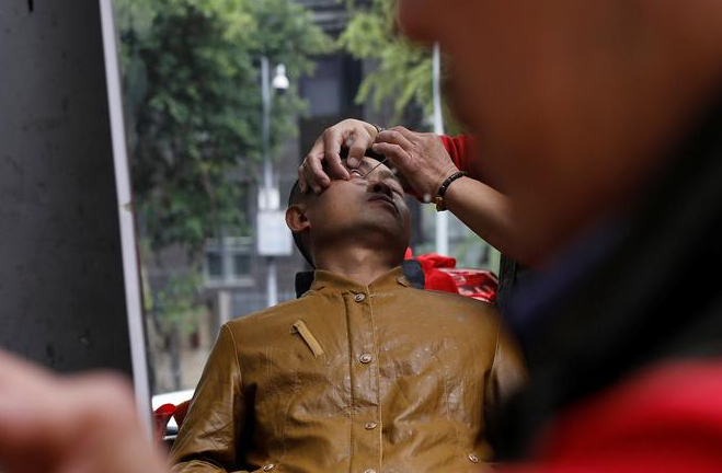 街头理发师"刀锋洗眼"绝技:刀片贴眼球划过