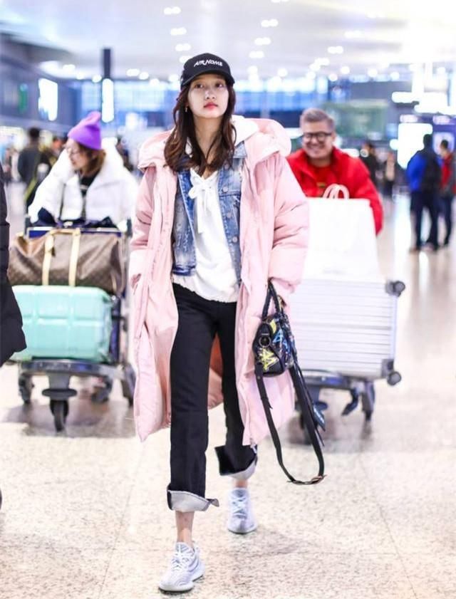 刘亦菲和关晓彤机场同穿粉色大衣,一个一身仙