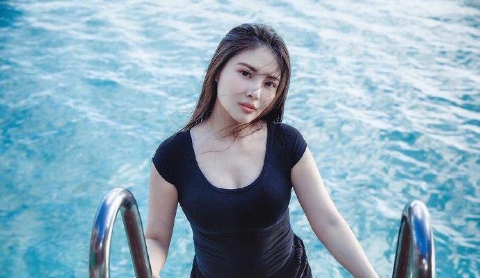 然而其中的一张照片却遭到了网友们的调侃，徐冬冬从泳池出来后坐在沙发上，拿起毛巾擦起了头发，而网友却发现，徐冬冬的头发是干的。于是纷纷留言调侃到：都没湿，擦什么擦？