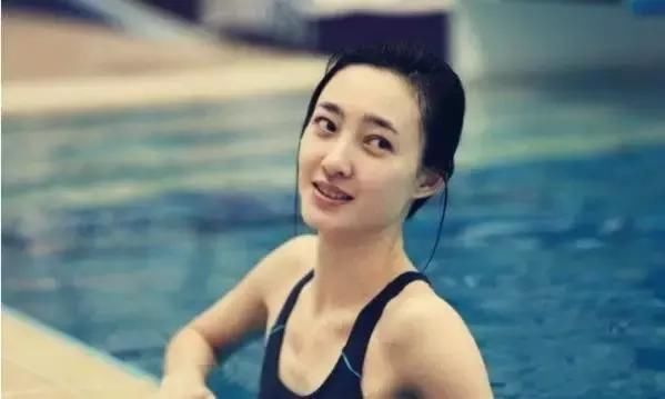 明星泳装揭秘!娜扎清纯可人,张馨予火爆大胆,赵