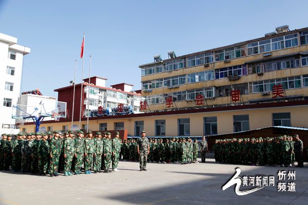 忻府区东方红学校军训正酣