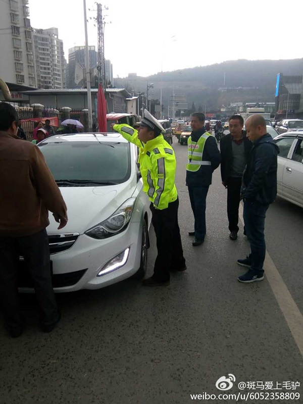 大理一疑似交警被指驾无牌车 辱骂威胁中巴司机 大理一疑似交警被指驾无牌车 辱骂威胁中巴司机