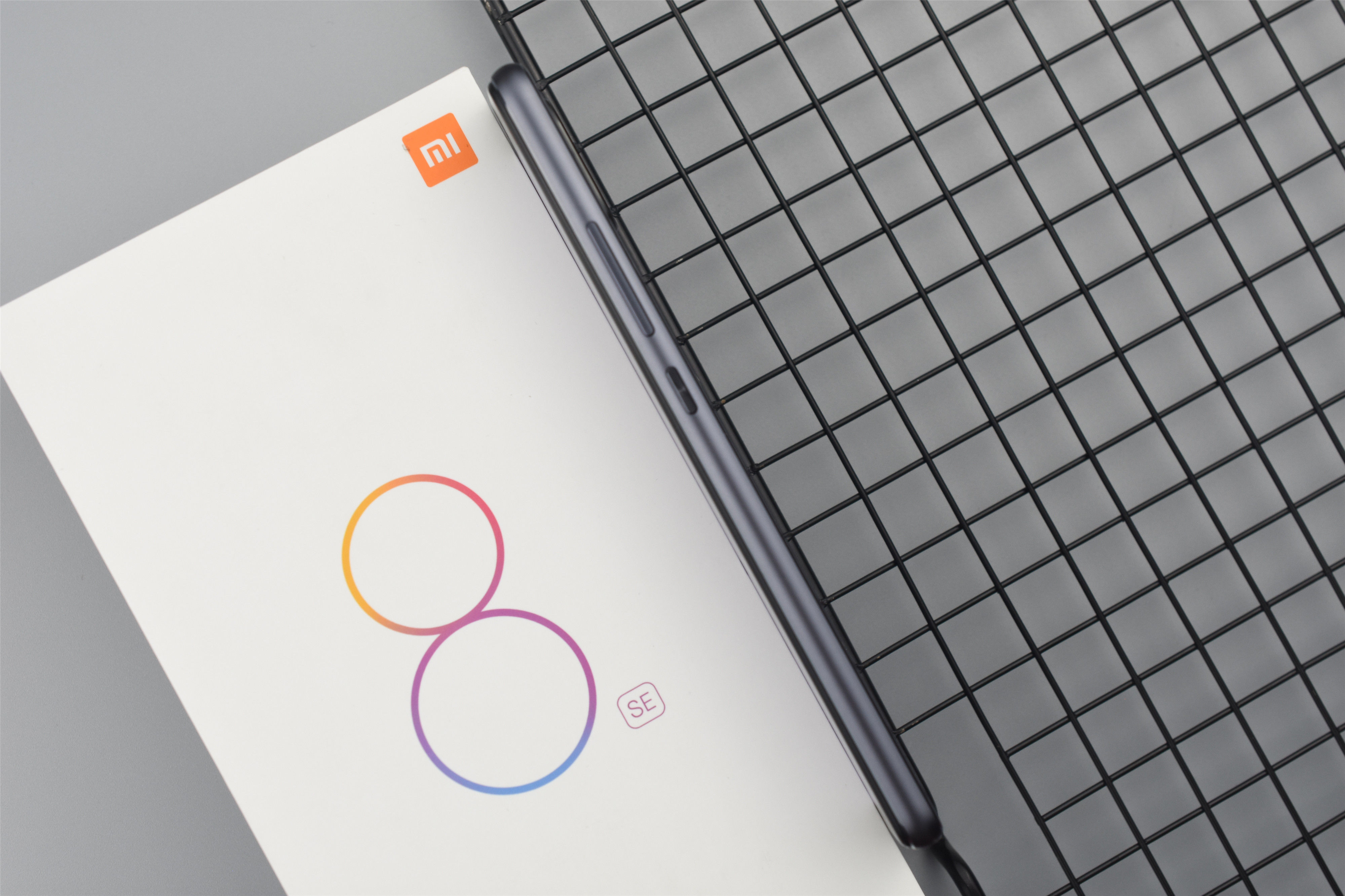 小米8SE:5.88寸全面屏骁龙710 仅1799元仍需