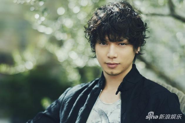 水岛宏每天九点睡四点起 整个生活中心就是女儿