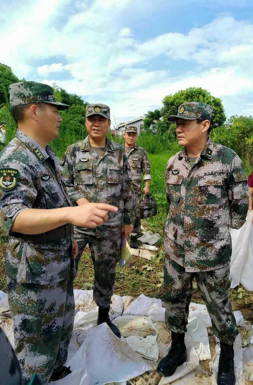 南部战区首长视察一线参战官兵,鼓舞人心