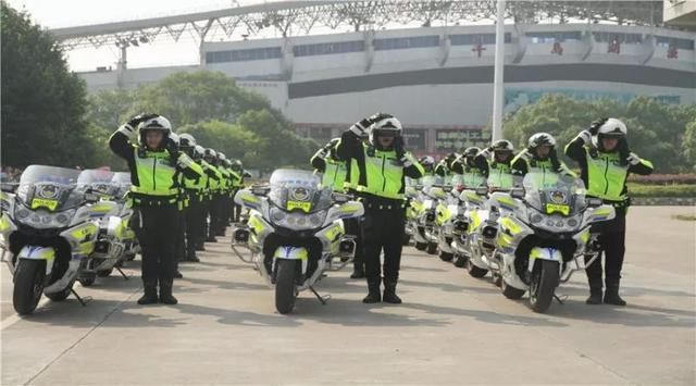 向党献礼 忠诚保畅交警铁骑队正式亮相宜春