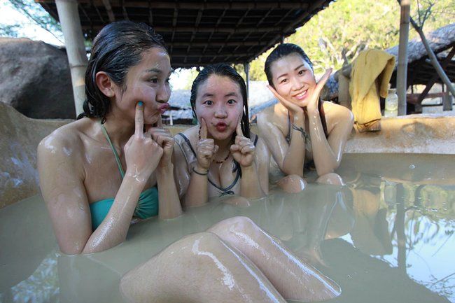 中国游客去越南芽庄旅游,上演湿身泥浆浴大呼