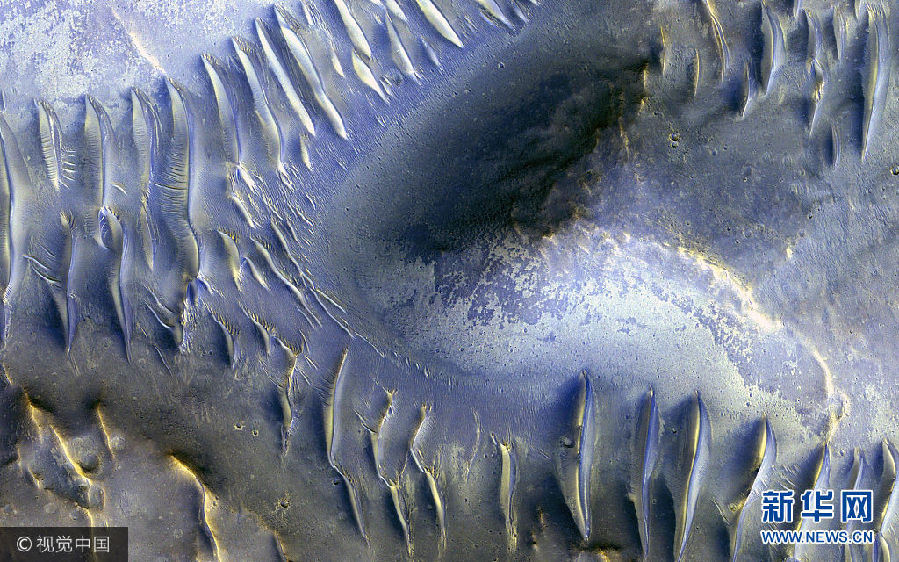 3月29日讯，火星勘测轨道飞行器拍摄到的图像显示，火星表面一个高地挡住从北向南延伸的沙丘。