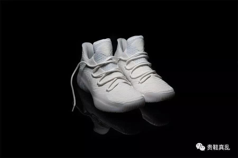 据说性欲强的男生都喜欢穿白鞋!