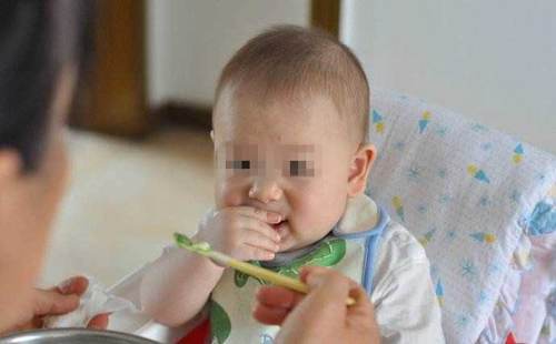 妈妈让七个月的宝宝断奶吃此玩意,可怜的宝宝