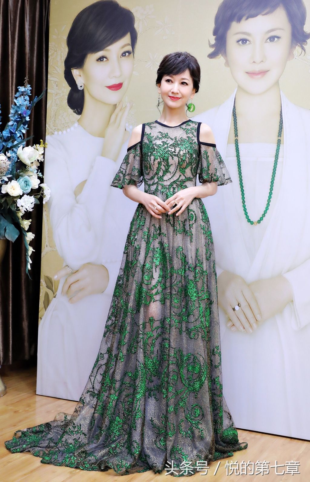 赵雅芝现身春城昆明 一身绿罗裙更显春意盎然