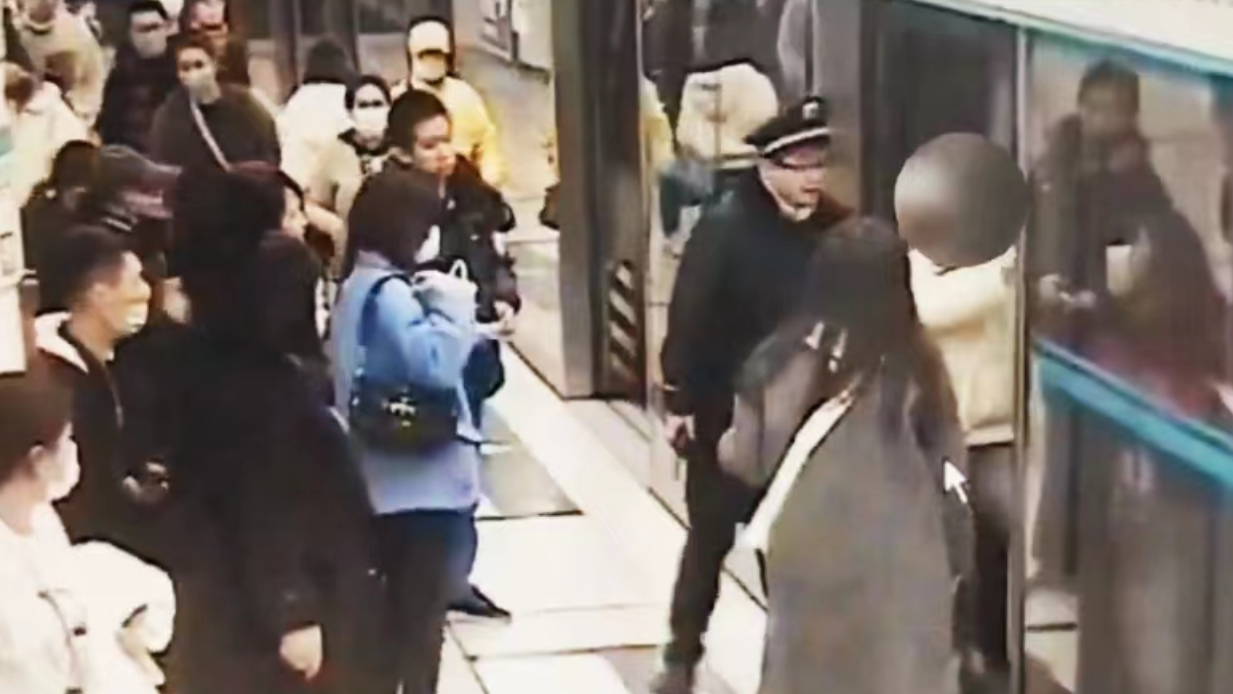 北京一乘客因纠纷堵门，致地铁10号线延误8分钟，已被行拘_北京时间