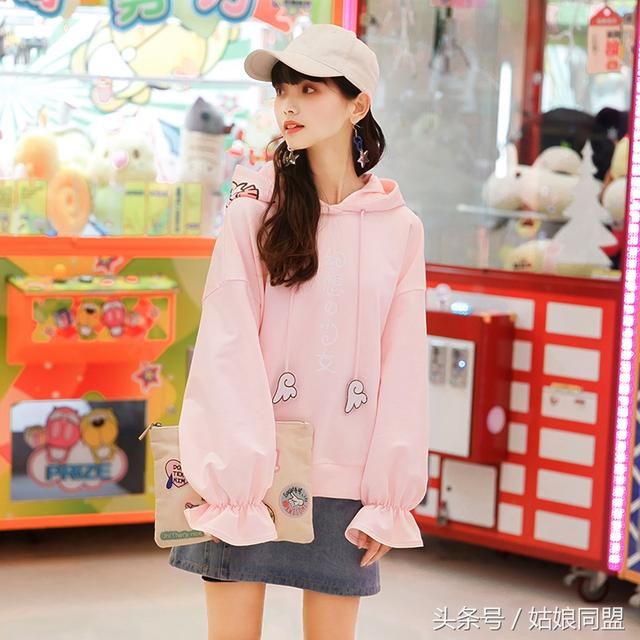 小菇凉都穿牛仔背带裤,清纯减龄,搭连帽卫衣,分