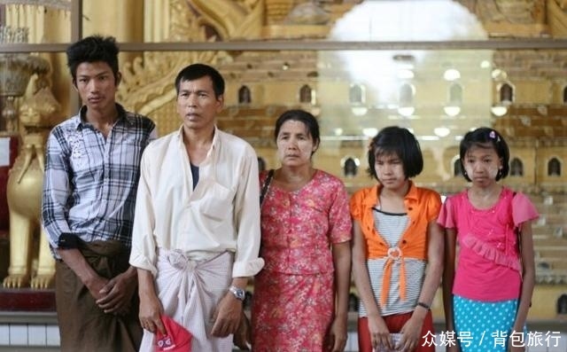 缅甸小勐拉旅游,进入寺庙时必须脱鞋