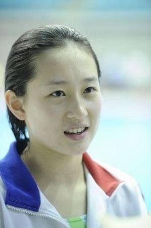 日本美女泳者训练秀一字马,但这位被称为跳