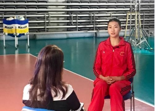 记者采访中国女排,高翘二郎腿,郎导和姑娘们却