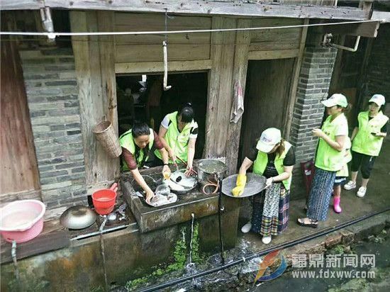 大手拉小手 献爱心关爱孤寡贫困老人