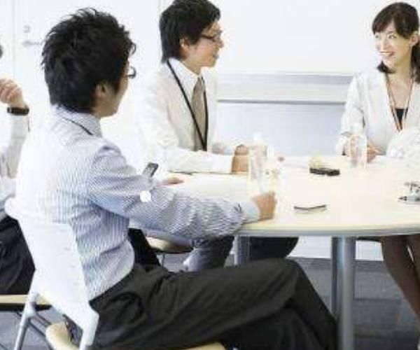 面试官:上边毛,下边毛,中间一个黑葡萄!女子说