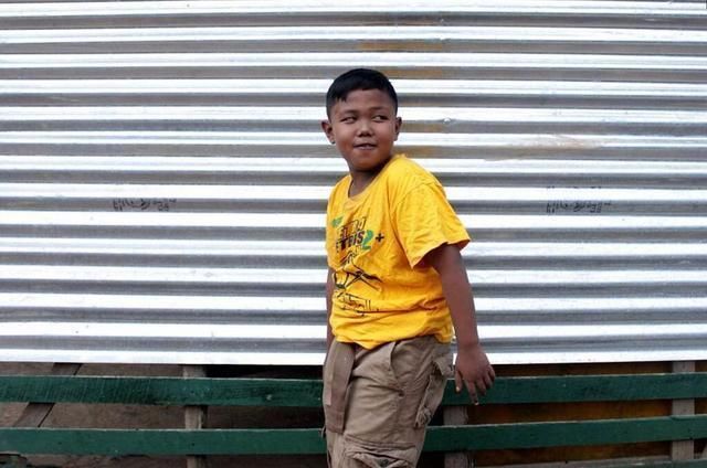 震惊世界2岁男孩一天抽40根烟,不吸烟便发狂,