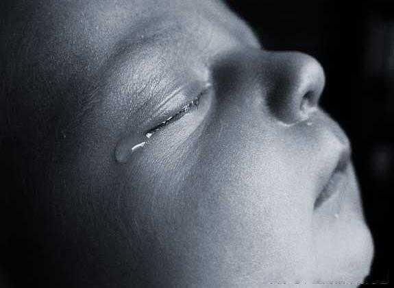 怀孕6个月妈妈狠心打胎, 婴儿出来还有呼吸, 医