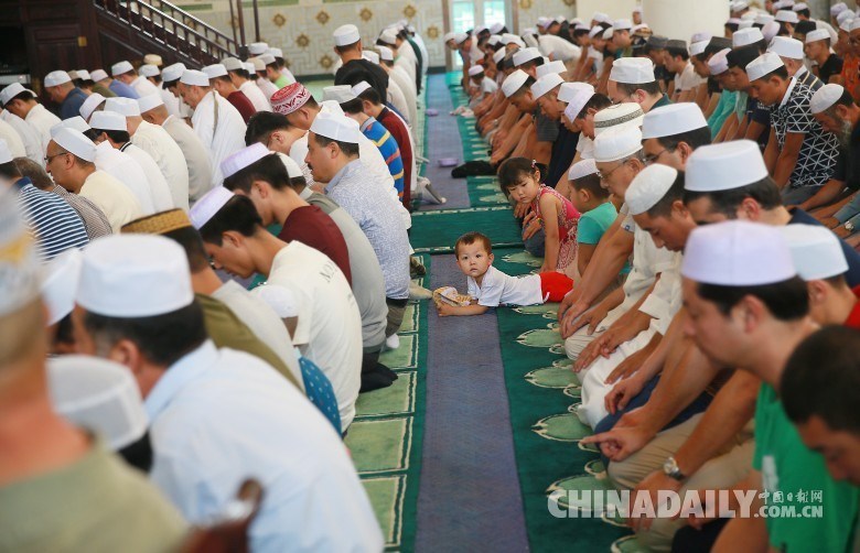 此日穆斯林们穿上节日盛装，到清真寺参加“会礼”和庆祝活动，恭贺“斋功”胜利完成，互道节日快乐，并馈赠礼品。