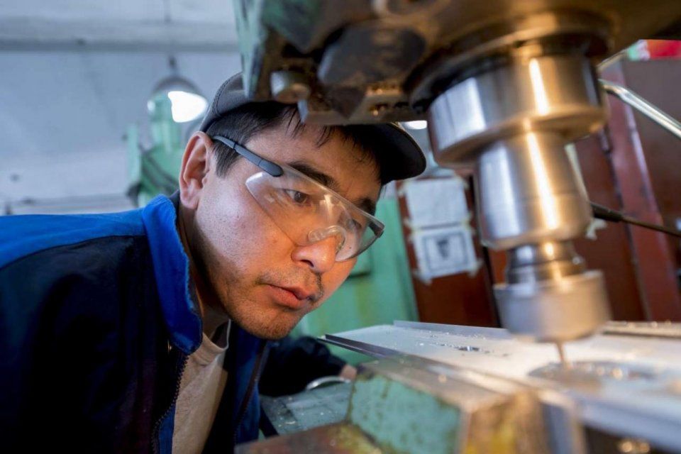 走进哈萨克斯坦新军工厂 这里能维修S-300防空