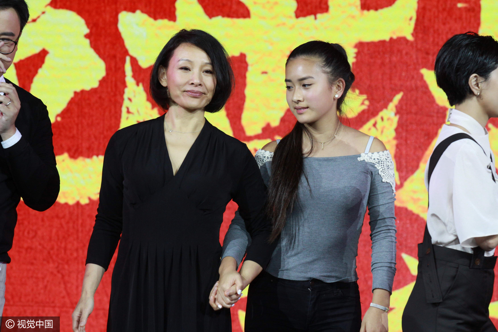 陈冲和女儿在台上“咬耳朵”。据悉陈冲在37岁高龄生下第一个女儿，4年后再诞次女，大女儿今年18岁了，小女儿也14岁。