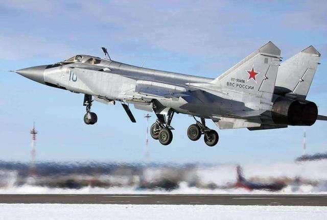 被导弹咬住,飞行员猛开加力用3倍音速生生甩掉