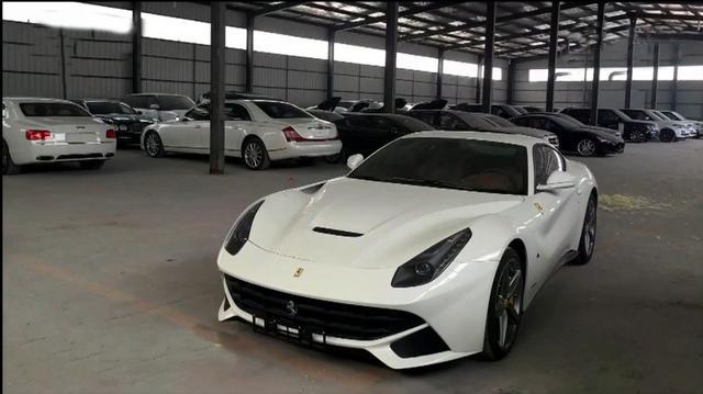 河北破旧仓库停上百辆豪车 价值高达6亿