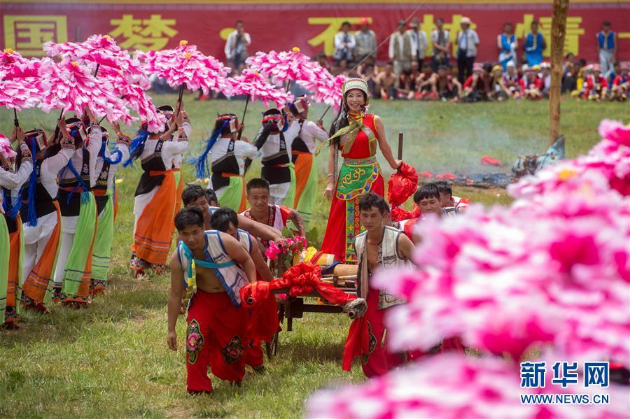 云南石林彝族群众欢庆"火把节"[组图]