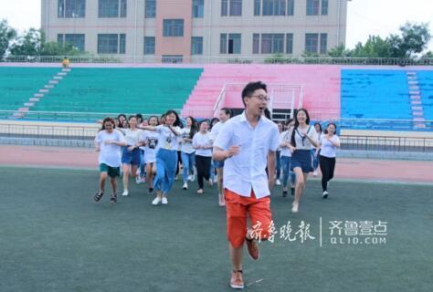 1男39女毕业照走红!男生:像是进了 1男39女毕业照走红!男生:像是进了