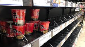 台风天日本人的“倔强”：超市只剩韩国方便面