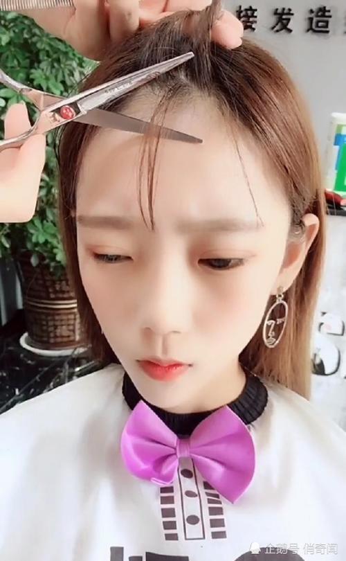 发际线很高的宅女去理发店修刘海,修完后秒变
