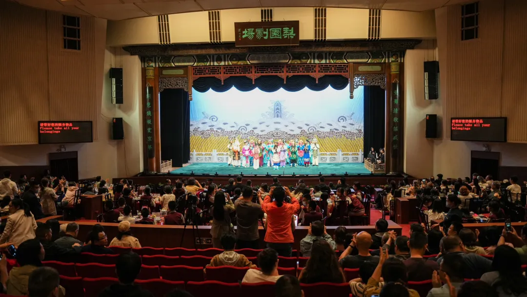 北京京剧院与前门建国饭店携手举办的“梨园剧场复演仪式”在京启动_北京时间