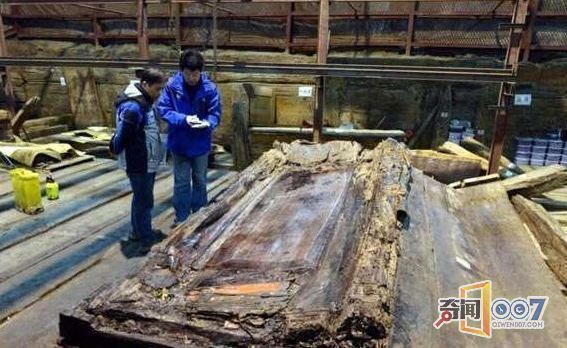 考古学家发掘巨大棺椁,撬开后现场所有人愣住了! 考古学家发掘巨大棺椁,撬开后现场所有人愣住了!