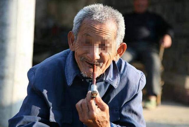 父亲提前写遗嘱, 亲儿女各10万, 养子分文没有