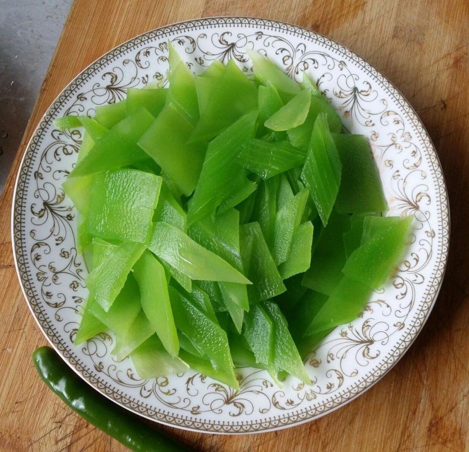 锅中加水烧开,加入适量的小苏打粉,将莴笋片放进水里焯烫一下,然后捞